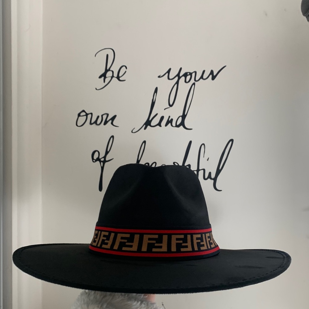 Wide brim hat